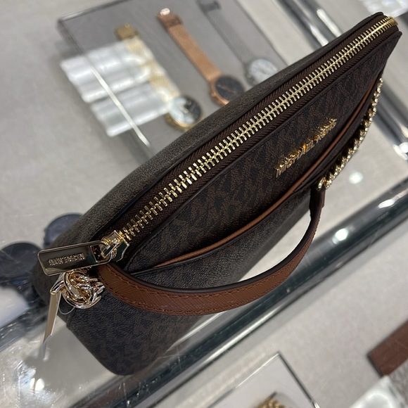 MICHAEL KORS
Jet Set Travel Medium Logo Dome Crossbody Bag
NWT - Picture 8 of 16